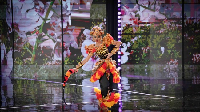 Andina Julie membawakan kostum nasional bertema The Mystical Art of Reyog. Penampilannya menggabungkan unsur budaya dan teknologi. Foto: Kenny Gida/Detikcom