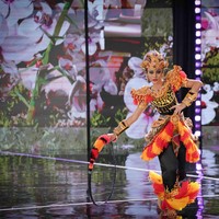 Andina Julie membawakan kostum nasional bertema The Mystical Art of Reyog. Penampilannya menggabungkan unsur budaya dan teknologi. Foto: Kenny Gida/Detikcom