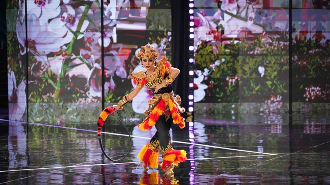 Andina membawakannya dengan memperagakan gerakan tarian reog. Diakuinya bahwa mempelajari tari tersebut tidaklah mudah. Foto: Kenny Gida/Detikcom