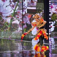 Andina membawakannya dengan memperagakan gerakan tarian reog. Diakuinya bahwa mempelajari tari tersebut tidaklah mudah. Foto: Kenny Gida/Detikcom