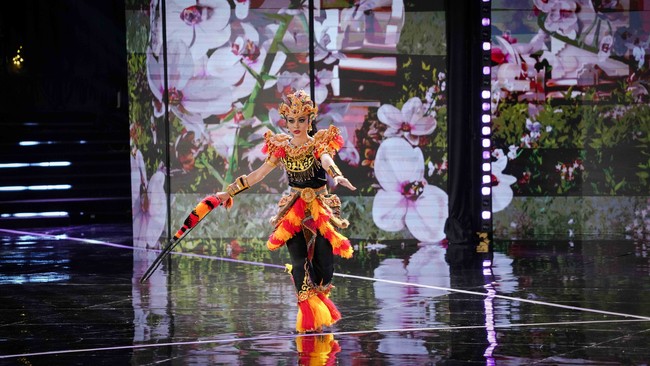 “Yang pasti aku cari tahu reog itu apa, bagaimana cara memakainya, aku ada coaching juga dari seorang penari, aku belajar banyak dari reog. Belajar menari reog ternyata nggak segampang yang orang pikir apalagi aku berasal dari Palembang,” ujarnya ketika diwawancara seusai acara.Foto: Kenny Gida/Detikcom