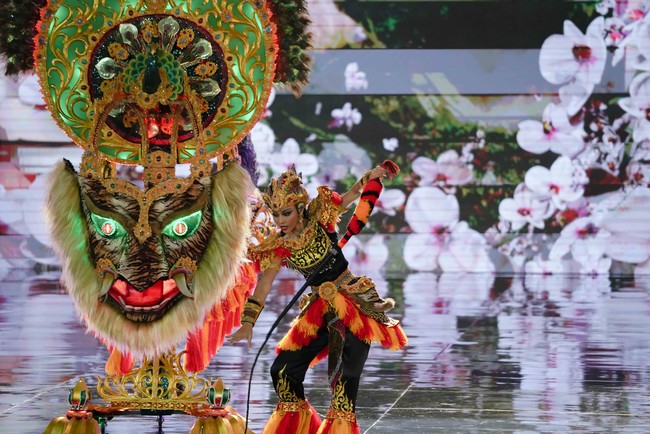 Indonesia yang diwakili oleh Andina Julie membawakan tema The Mystical Art of Reyog. Kostum yang dibuat selama dua bulan ini menggabungkan unsur budaya dan teknologi. Foto: Kenny Gida/Detikcom