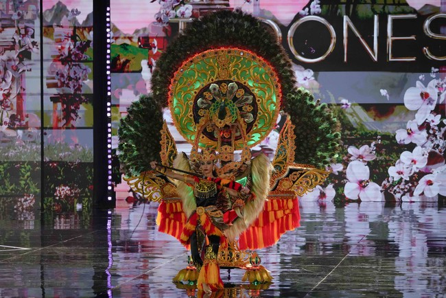 Ivan Gunawan selaku selaku pendiri Yayasan Mega Bintang yang merupakan pemegang lisensi Miss Grand Indonesia mengaku memilih reog setelah meminta persetujuan dari para pageant lovers. “Aku lempar di floor dulu, di Instagram, mereka ternyata suka. Apalagi reog sempat mau dikaim negara lain,” kata Ivan.Foto: Kenny Gida/Detikcom
