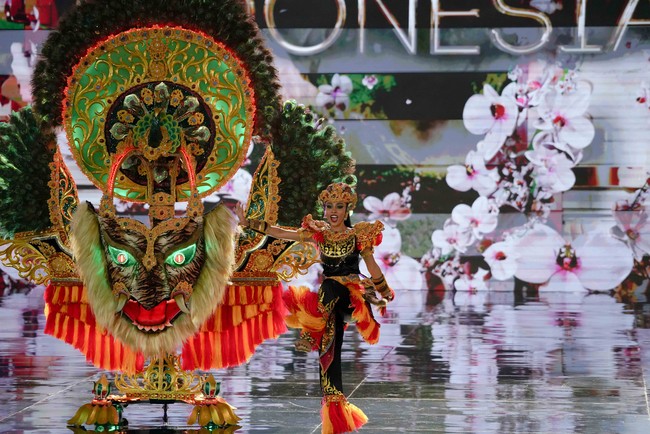 “Buat saya kerumitannya menantang karena saya pertama kali berkolaborasi dengan teknologi dan banyak langkahnya. Karena kan robotic makanya bisa gerak,” ujar Indra. Foto: Kenny Gida/Detikcom