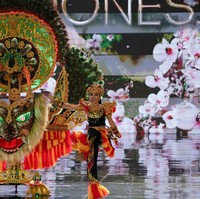 “Buat saya kerumitannya menantang karena saya pertama kali berkolaborasi dengan teknologi dan banyak langkahnya. Karena kan robotic makanya bisa gerak,” ujar Indra. Foto: Kenny Gida/Detikcom