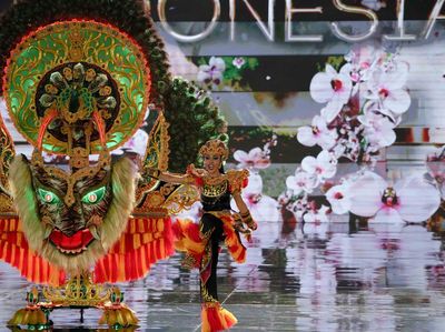 Memukau! 8 Aksi Andina Julie Jadi Reog di Miss Grand International 2022
