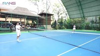 Raffi Ahmad mengajarkan beberapa trik bermain tenis ke Anya Geraldine. Foto: YouTube Rans Entertainment