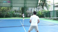 Raffi Ahmad memberikan bola yang mudah dipukul oleh Anya Geraldine. Foto: YouTube Rans Entertainment