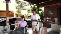 Raffi Ahmad mengajak Anya Geraldine turun ke lapangan untuk berlatih. Foto: YouTube Rans Entertainment