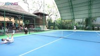 Raffi Ahmad sampai terjatuh karena menghalau bola dari Anya Geraldine. Foto: YouTube Rans Entertainment