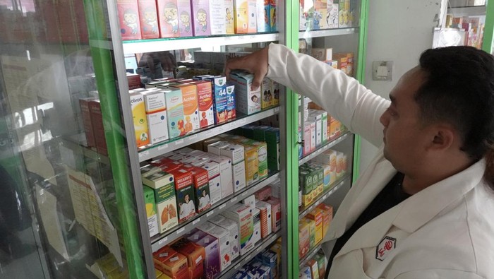 Apoteker memasang pengumuman penghentian penjualan  obat sirop, di Apotek Samudra Farma, Purwokerto, Banyumas, Jateng, Jumat (21/10/2022). Ikatan Apoteker Indonesia (IAI) Banyumas menghentikan penjualan semua produk obat sirop setelah mendapat instruksi dari Kemenkes dan mengembalikan lima produk yang sudah terindikasi berbahaya sesuai temuan BPOM kepada distributor.ANTARA FOTO/Idhad Zakaria/hp.