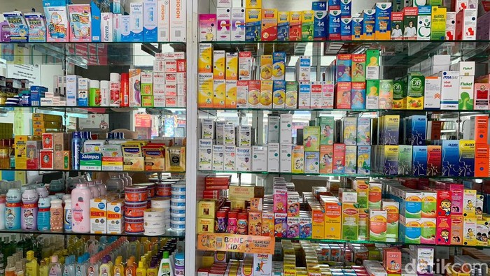 Apotek di Tangerang Selatan (Tangsel) mulai menghentikan penjualan lima produk obat sirup yang diduga mengandung cemaran Etilen Glikol (EG) dan Dietilen Glikol (DEG) di luar batas aman.