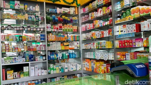 Apotek di Tangerang Selatan (Tangsel) mulai menghentikan penjualan lima produk obat sirup yang diduga mengandung cemaran Etilen Glikol (EG) dan Dietilen Glikol (DEG) di luar batas aman.