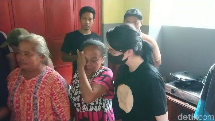 arumi bachsin menemui korban longsor