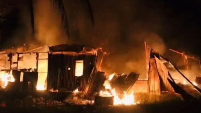 Asrama di Pondok Pesantren Balebo, Lutra, Sulsel, hangus terbakar.