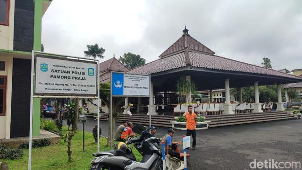 Aula Pendopo Wali Kota Banjar terbakar. Aula Pendopo Wali Kota Banjar terbakar.
