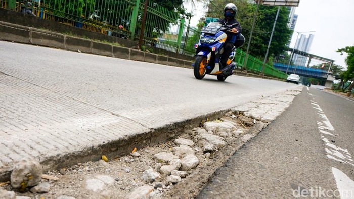 Awas! Jl Galunggung Arah Manggarai Beda Tinggi dan Berlubang Di dalam lubang terdapat batu-batu kecil. Buat para pengendara yang akan melewati jalan tersebut, tetap berhati-hati dan kurangi kecepatannya ya.