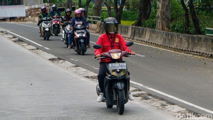 Sejumlah motor melintas di Jalan Galunggung, Setiabudi, Jakarta Selatan, Jumat (21/10/2022).