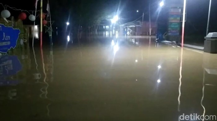 Banjir di Desa Manggungsari, Kendal, Jumat (21/10/2022) malam.