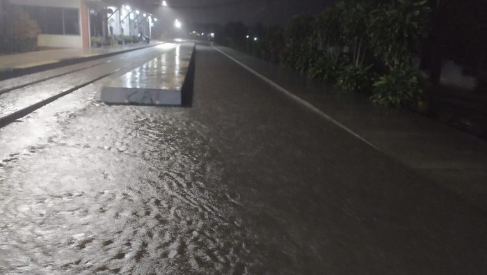 Banjir sempat rendam rel kereta api di Stasiun Leles Garut.