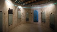 Salah satu sudut di museum Benteng Al Zubara yang memamerkan gambar-gambar penemuan arkeologi.