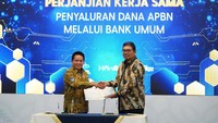 (Ki-ka) Direktur Utama Bank Syariah Indonesia Hery Gunardi dan Direktur Jenderal Perbendaharaan Kementerian Keuangan RI Hadiyanto menandatangani perjanjian kerjasama dalam hal penyaluran dana anggaran pendapatan dan belanja negara melalui Bank Umum dalam rangka implementasi sistem perbendaharaan dan anggaran negara.