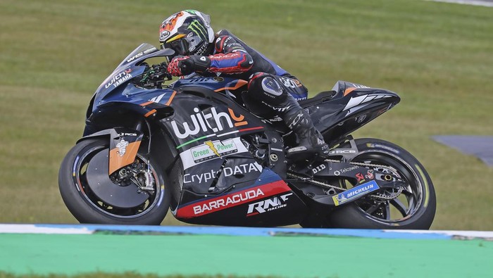 PHILLIP ISLAND, AUSTRALIA - OCTOBER 15: Cal Crutchlow of Great Britain and WithU Yamaha RNF MotoGP Team rounds the bend during qualifying for the MotoGP of Australia at Phillip Island Grand Prix Circuit on October 15, 2022 in Phillip Island, Australia. (Photo by Mirco Lazzari gp/Getty Images)