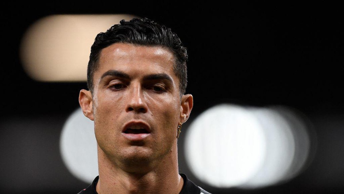 Cristiano Ronaldo absen saat menghadapi Chelsea karena diskors Man United (AFP via Getty Images/OLI SCARFF)