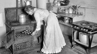 Pada 1910, sebuah foto menunjukkan dapur seorang wanita yang dilengkapi dengan oven kuno. Tampilannya tak jauh berbeda dengan yang sekarang, hanya saja lebih sederhana. Foto: historydaily