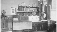Foto berikut dari Majalah Craftsman edisi 1906 menunjukkan pemandangan model dapur. Dalam foto itu ada wastafel besar dan area persiapan diatur dengan beberapa penyimpanan dasar di atasnya. Foto: historydaily