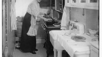 Memasuki rahun 1914 di mana kabinet dapur sudah populer. Tampilan dapur pada foto ini sudah lebih modern. Kompor dan kabinet dipisahkan. Foto: historydaily