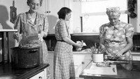 Pada foto ini terlihat tiga orang wanita yang sedang memasak. Terlihat kompor di dapur wanita itu lebih modern. Gambar ini diambil pada tahun 1946. Foto: historydaily