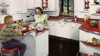 Model dapur di tahun 60-an ini sangat modern. Karena di tahun itu gambar sudah berwarna, tampilannya jadi terlihat bagus. Pada tahun itu sudah ada mini bar. Foto: historydaily