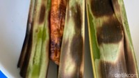 Begitu juga dengan otak-otak. Meski dari nama dan penampilan sangat mirip dengan otak-otak Indonesia, namun rasa otak-otak Singapura lebih manis dan warnanya merah.