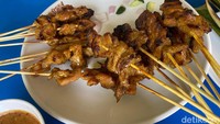 Tentunya tak lengkap mengunjungi Satay by The Bay jika tidak memesan menu sate. Sate dipanggang hingga garing, disajikan dengan saus kacang yang kental dan gurih. Menu satenya ada sate ayam, kambing hingga babi.