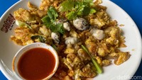 Orh Luak, atau dikenal juga sebagai oyster omelette merupakan menu makanan kaki lima ikonik di Singapura. Begitu juga di Satay by The Bay, ada banyak gerai yang menjual Orh Luak dengan isian tiram yang royal.