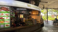 Ada banyak hawker centre atau pusat jajanan kaki lima di Singapura. Salah satunya ada Satay by The Bay, letaknya berada di jalan Marina Gardens. Dekat dengan Marina by Sands dan Gardens by The Bay.