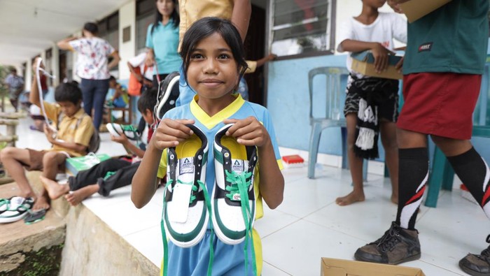 Donasi Seribu Sepatu untuk Anak Indonesia