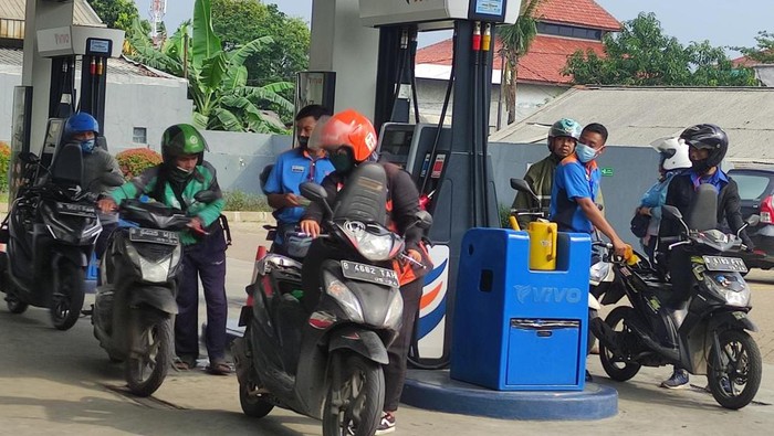 Driver ojol dan kurir makanan antre BBM di SPBU VIVO Bekasi.