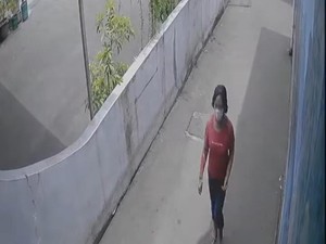 Terekam CCTV! Emak-emak Santuy Curi Puluhan Baju di Polokarto Sukoharjo