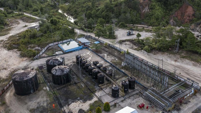 Foto udara Stasiun Pengumpul Juwata di Juata Kelikir, Tarakan, Kalimantan Utara, Kamis (20/10/2022). PT Pertamina Hulu Indonesia Regional 3 Zona 10 Tarakan Field saat ini mampu memproduksi minyak 1.920 barrel per hari (BPOD) dan mampu memproduksi gas mencapai 2,2 juta kaki kubik per hari (MMscfd) diharapkan mampu memenuhi target SKK Migas untuk produksi minyak 1 juta barrel per hari pada tahun 2030. ANTARA FOTO/Galih Pradipta/nym.