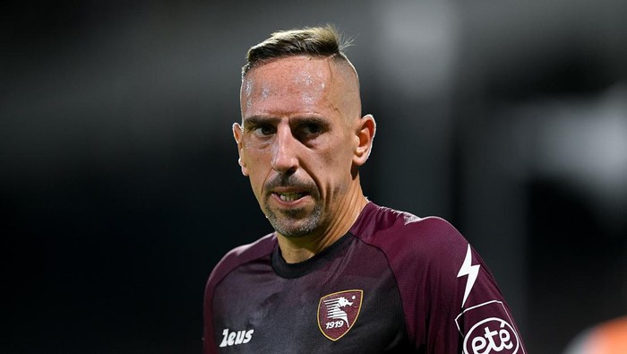 Franck Ribery of US Salernitana 1919 looks on during the Serie A match between US Salernitana 1919 and AS Roma at Stadio Arechi, Salerno, Italy on 14 August 2022. (Photo by Giuseppe Maffia/NurPhoto via Getty Images)