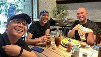 Ari Lasso kini mulai mengubah pola makannya menjadi lebih teratur. Sosok yang pernah tergabung dalam Dewa 19 ini mulai mengurangi konsumsi minuman manis saat hangout bersama teman-teman. Foto: Instagram/ari_lasso