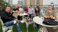 Bersama teman-temannya, Ari Lasso tetap menjalin hubungan baik dan sering menghabiskan waktu bersama. Hanya saja dirinya kini tak lagi ikut menikmati minuman kemasan yang menyegarkan. Foto: Instagram/ari_lasso