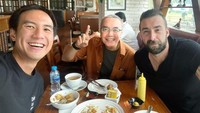 Ketika pergi ke luar negeri, dirinya juga memilih makanan yang dipanggang saja. Untuk segelas kopinya Ari Lasso hanya menambahkan gula diet agar tetap sehat. Foto: Instagram/ari_lasso