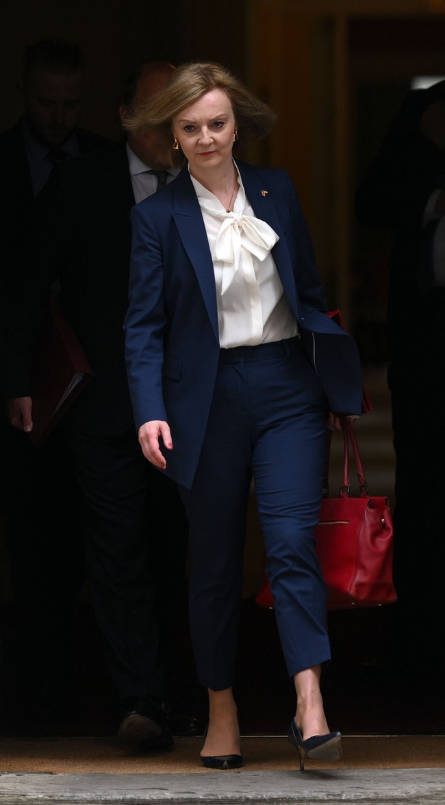 Margaret Thatcher, perempuan pertama Inggris yang menjadi PM Inggris, sekaligus berlatar Partai Konservatif, disebut-sebut sebagai salah satu inspirasi Liz Truss dalam hal berbusana. Blouse pussy-bow yang kerap menjadi andalan Thatcher terlihat beberapa kali menemani gaya Liz. (Foto: AFP via Getty Images/DANIEL LEAL)