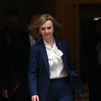Margaret Thatcher, perempuan pertama Inggris yang menjadi PM Inggris, sekaligus berlatar Partai Konservatif, disebut-sebut sebagai salah satu inspirasi Liz Truss dalam hal berbusana. Blouse pussy-bow yang kerap menjadi andalan Thatcher terlihat beberapa kali menemani gaya Liz. (Foto: AFP via Getty Images/DANIEL LEAL)
