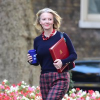 Saat pertama kali terjun ke dunia politik, Liz Truss bernaung di bawah Partai Liberal Democrat yang punya pandangan politik sayap kiri. Pada 1996, ia resmi bergabung dengan Partai Konservatif. Namun untuk urusan gaya, Liz tidak setradisional partainya. Busana penuh motif dan warna berani kerap menemani gaya Liz saat meniti karier di pemerintahan. Foto memperlihatkan salah satu penampilan Liz Truss pada 2018. (Foto: PA Images via Getty Images/David Mirzoeff)