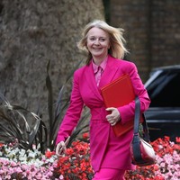 Perempuan 47 tahun ini juga berani tampil dengan warna mencolok. Seperti setelan serba fuschia yang menjadi andalannya saat menghadiri sebuah rapat pemerintahan pada 2019 ini.  Foto: PA Images via Getty Images/Jonathan Brady