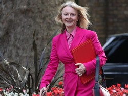 8 Gaya Liz Truss yang Mundur Sebagai PM Inggris, Disebut Mirip Diktator